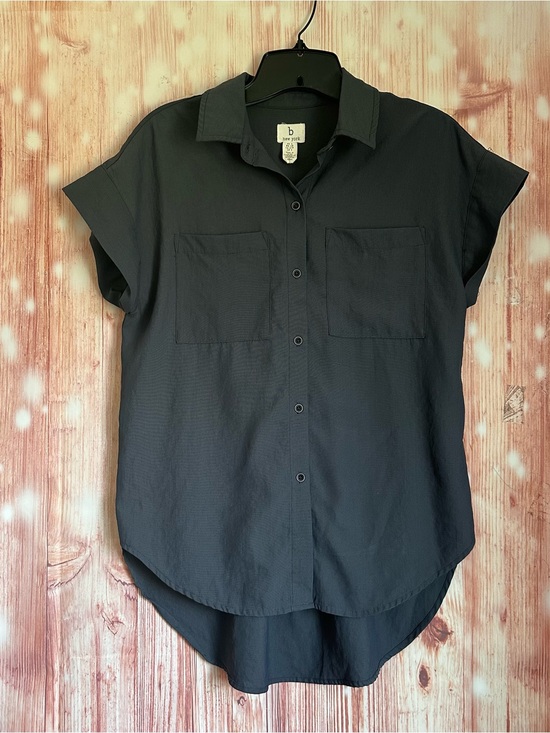 b new york Tops - B New York Dark Gray Hi Lo Hem Short Sleeve Button Front Shirt Size S